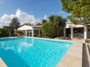 Гостиница Luxurious villa in Narbonne with private pool  Нарбонна
